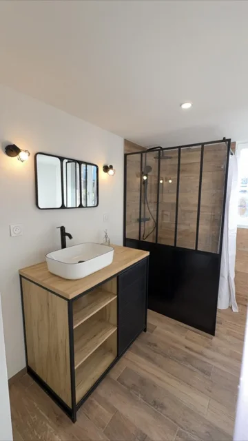 Salle de bains avec douche et meuble vasque
