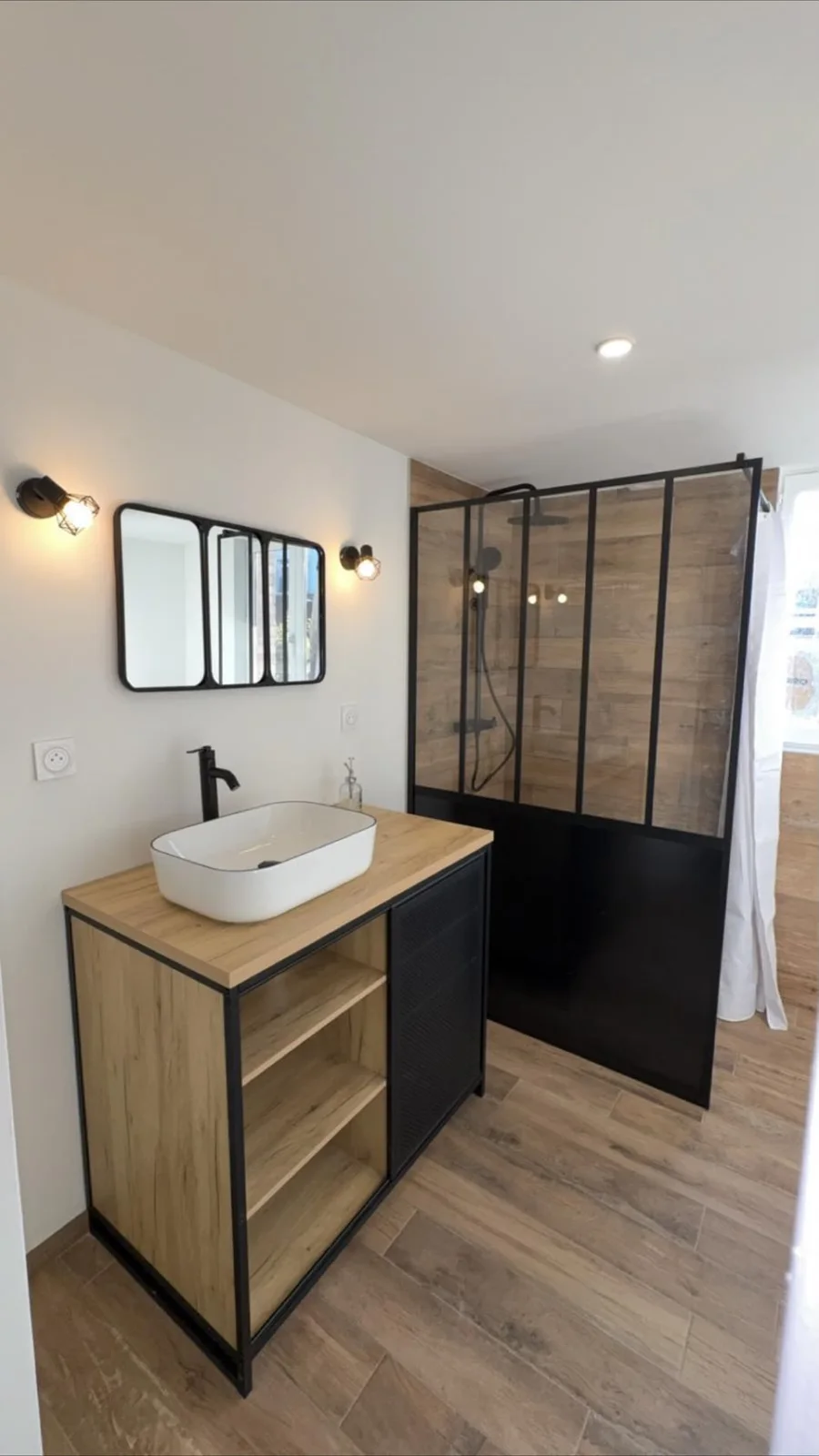 Salle de bains avec douche et meuble vasque